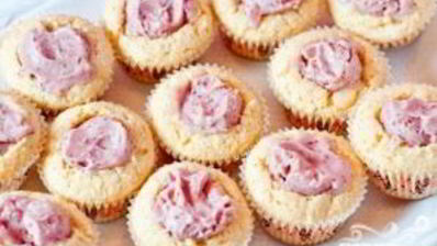 капкейки с клубничным мороженым и кремом