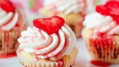 капкейки с клубничным мороженым и кремом