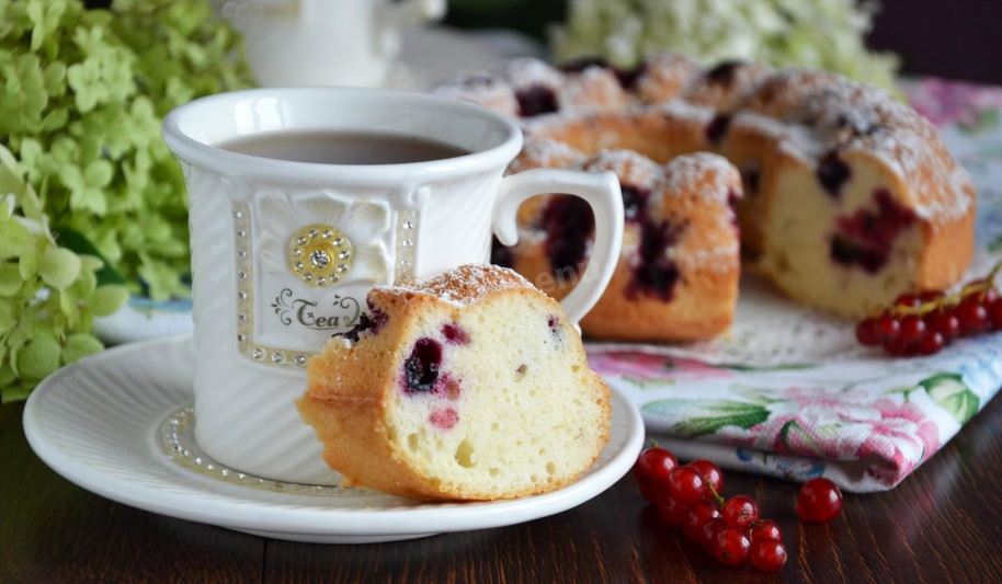 Рецепт кекса на яичных белках со смородиной