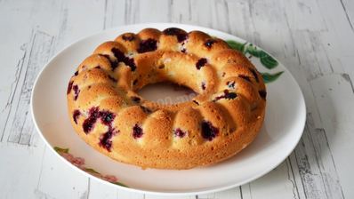 кекс на яичных белках со смородиной