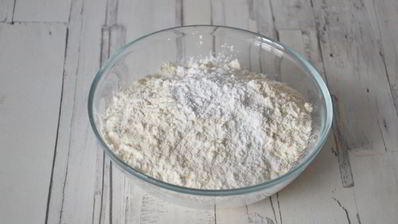 кекс на яичных белках со смородиной