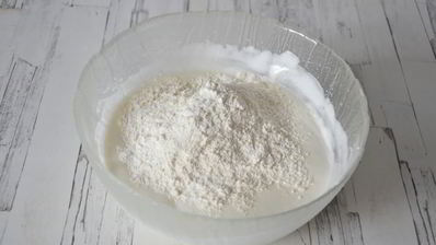 кекс на яичных белках со смородиной