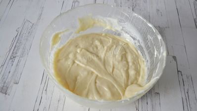 кекс на яичных белках со смородиной