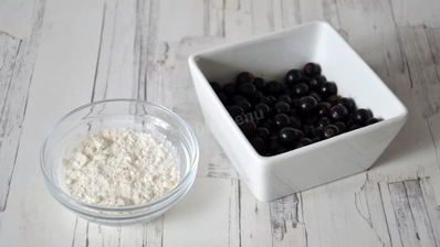 кекс на яичных белках со смородиной