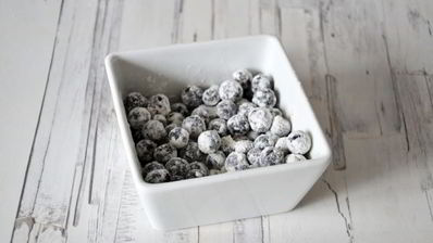 кекс на яичных белках со смородиной