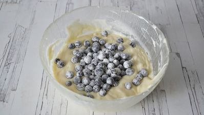 кекс на яичных белках со смородиной