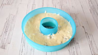 кекс на яичных белках со смородиной