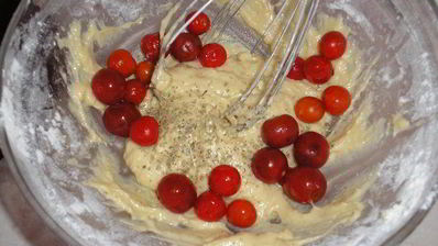 кекс с баклажанами и помидорами черри