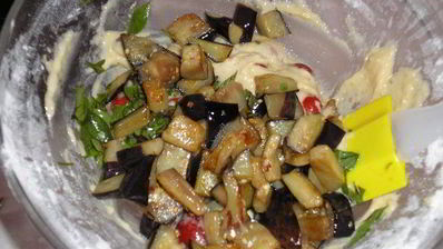 кекс с баклажанами и помидорами черри