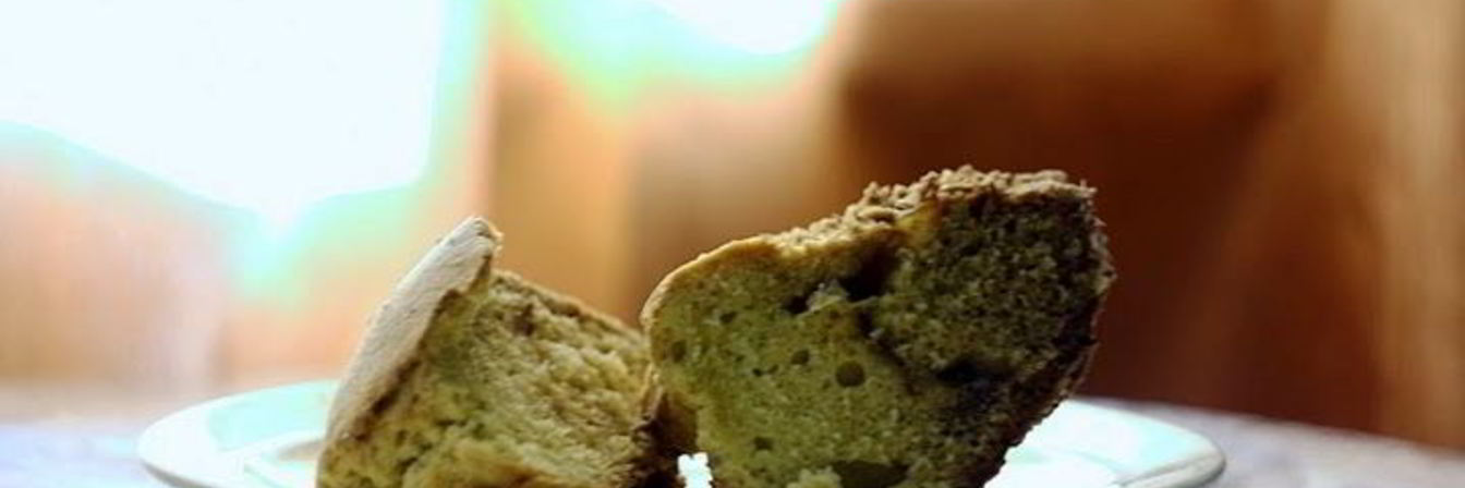 Кекс с бразильским орехом, вареньем и шоколадом