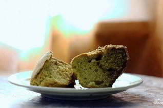 Кекс с бразильским орехом, вареньем и шоколадом