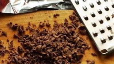 кекс с бразильским орехом, вареньем и шоколадом