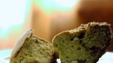 кекс с бразильским орехом, вареньем и шоколадом