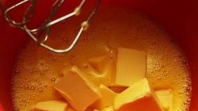 кекс с бразильским орехом, вареньем и шоколадом