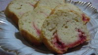 кекс с клубничным вареньем