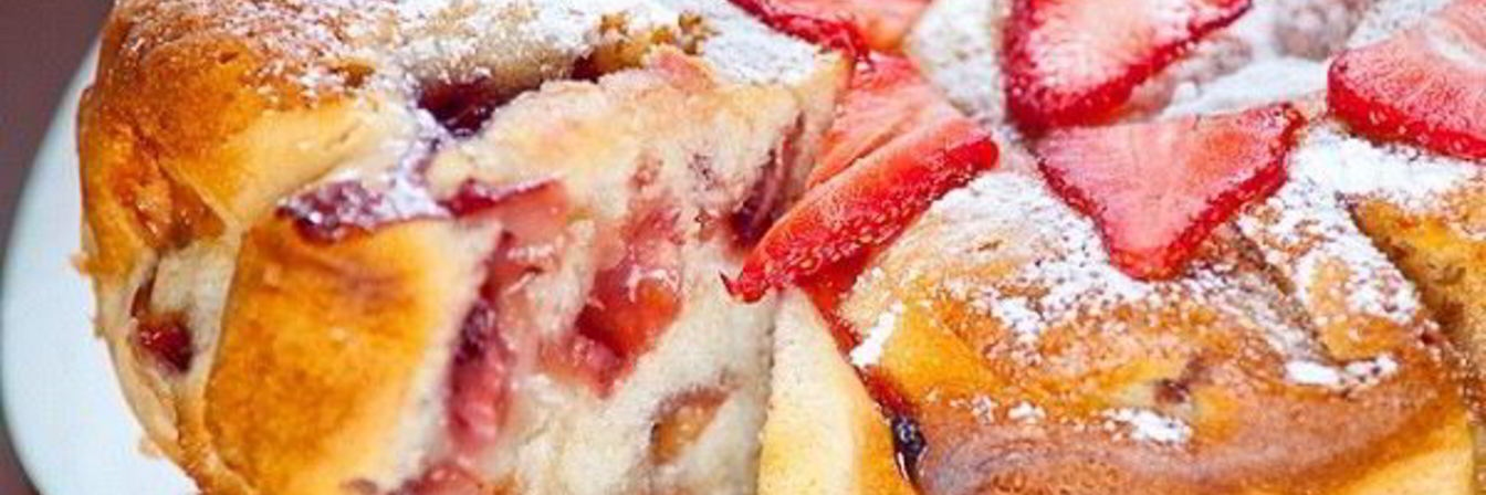 Кекс с клубникой в мультиварке