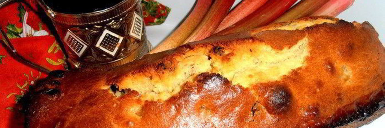 Кекс в карамели на подушке из ревеня