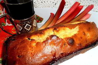 Кекс в карамели на подушке из ревеня