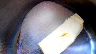 кекс в карамели на подушке из ревеня