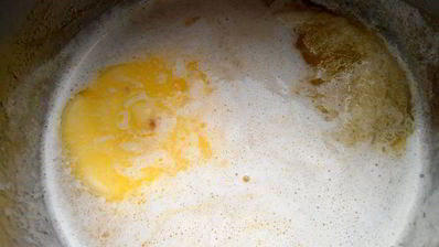 кекс в карамели на подушке из ревеня