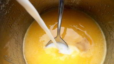 кекс в карамели на подушке из ревеня