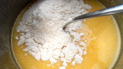 кекс в карамели на подушке из ревеня