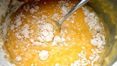 кекс в карамели на подушке из ревеня