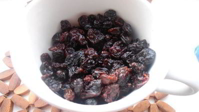 кекс в карамели на подушке из ревеня