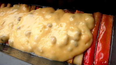 кекс в карамели на подушке из ревеня