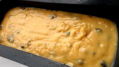 кекс в карамели на подушке из ревеня