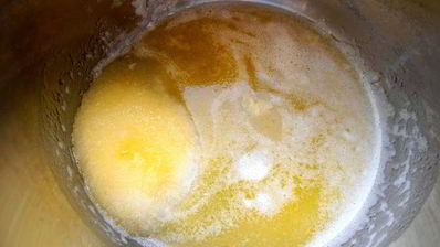 кекс в карамели на подушке из ревеня