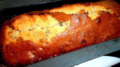 кекс в карамели на подушке из ревеня