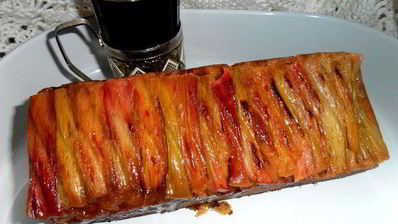 кекс в карамели на подушке из ревеня