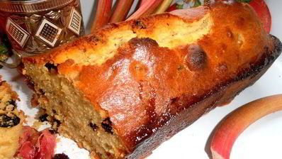 кекс в карамели на подушке из ревеня