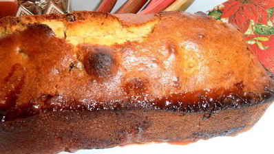 кекс в карамели на подушке из ревеня