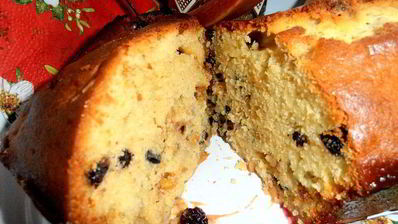 кекс в карамели на подушке из ревеня