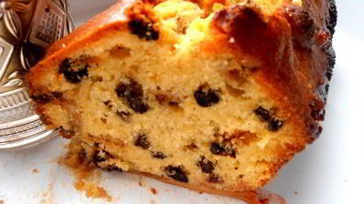 кекс в карамели на подушке из ревеня