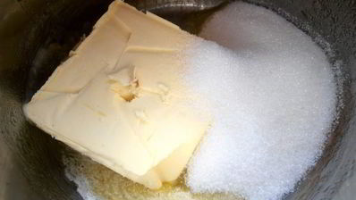 кекс в карамели на подушке из ревеня