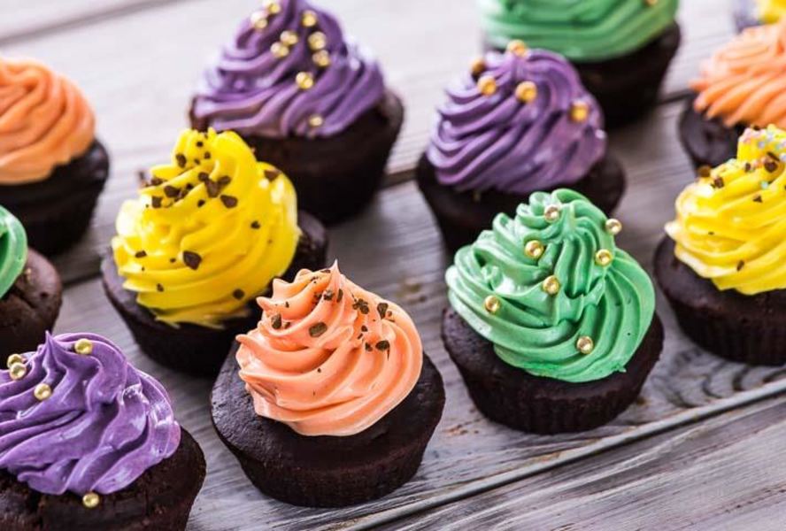 Кофейно-шоколадные капкейки с разноцветным кремом