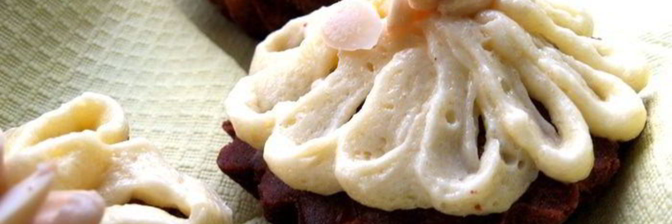 Шоколадно-ореховые капкейки с классической шапочкой