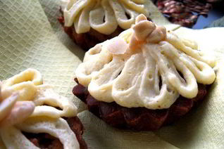 Шоколадно-ореховые капкейки с классической шапочкой