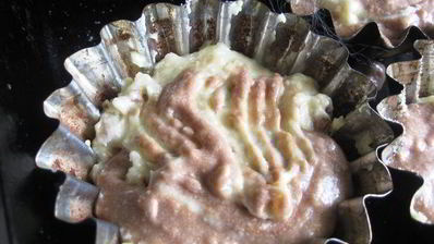 шоколадно-ореховые капкейки с классической шапочкой