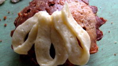 шоколадно-ореховые капкейки с классической шапочкой