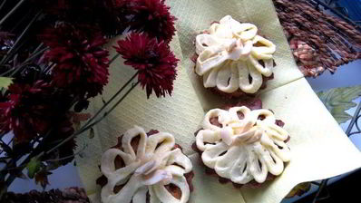 шоколадно-ореховые капкейки с классической шапочкой