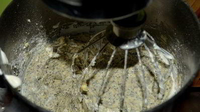 сметанный кекс с маком и белым цитрусовым ганашем