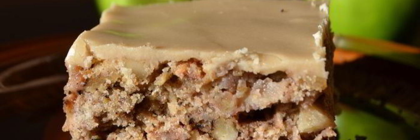 Старомодный яблочный кекс с коричневой глазурью