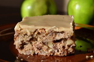 Старомодный яблочный кекс с коричневой глазурью