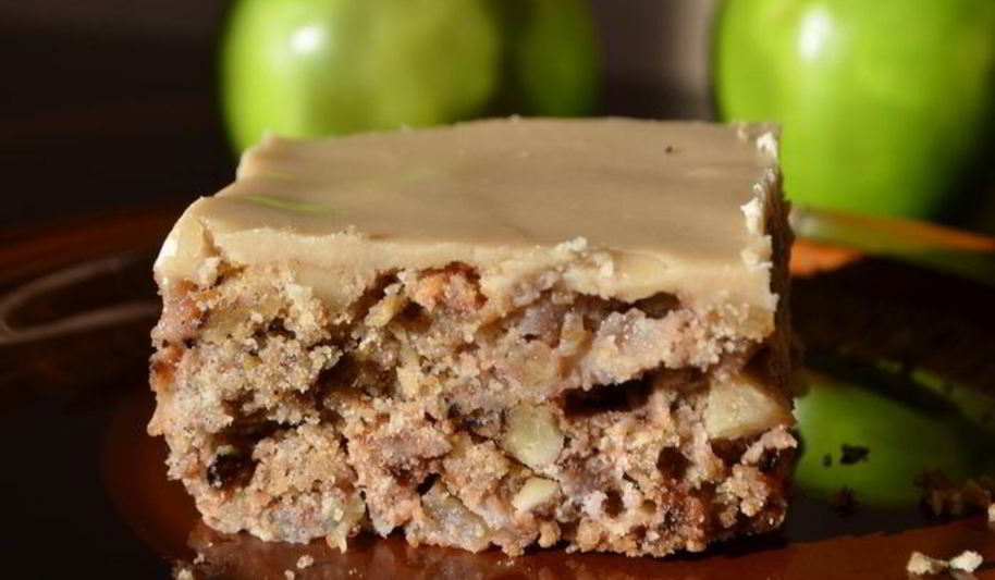 Рецепт старомодного яблочного кекса с коричневой глазурью