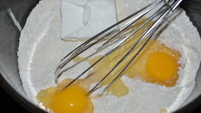 старомодный яблочный кекс с коричневой глазурью