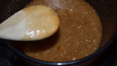 старомодный яблочный кекс с коричневой глазурью